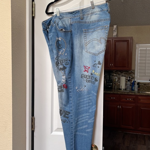 Graffiti rips jeans - Picture 2 of 4